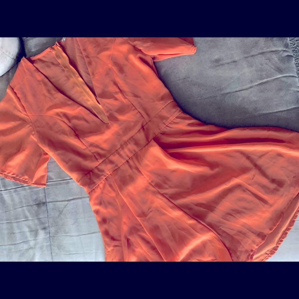 Super cute orange romper.. size small!!
